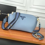 Модель 2091# Сумка Prada через плечо с двумя ремнями. Помимо яркого цвета, она о
