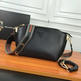 Модель 2091# Сумка Prada через плечо с двумя ремнями. Помимо яркого цвета, она о