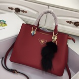 Новая модель Prada 1813 «Хит 2023 года» пользуется огромной популярностью. Она п