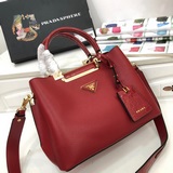 Популярная во всем мире новая модель Prada 66152 2023 года. Размеры： 30*22*14. О