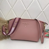 Модель 2091# Сумка Prada через плечо с двумя ремнями. Помимо яркого цвета, она о