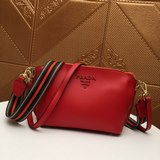 Модель 2091# Сумка Prada через плечо с двумя ремнями. Помимо яркого цвета, она о