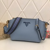 Модель 2091# Сумка Prada через плечо с двумя ремнями. Помимо яркого цвета, она о