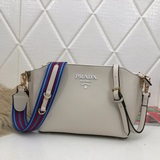 Модель 2091# Сумка Prada через плечо с двумя ремнями. Помимо яркого цвета, она о