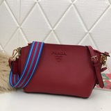 Модель 2091# Сумка Prada через плечо с двумя ремнями. Помимо яркого цвета, она о