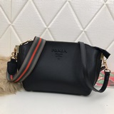 Модель 2091# Сумка Prada через плечо с двумя ремнями. Помимо яркого цвета, она о