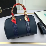 Новая модель Prada (можно носить в руке или через плечо) для создания любого обр