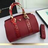 Новая модель Prada (можно носить в руке или через плечо) для создания стильного 