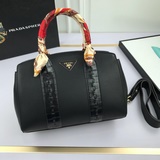 Новая эксклюзивная модель Prada (можно носить в руке или через плечо) для создан