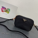 Сумка Prada через плечо, изготовленная по оригинальному лекалу, изготовленная на