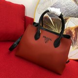 Prada, модель 1BA255, с ремнем через плечо, «Сделано в Италии», превосходное кач