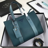 Новая сумка Prada из кожи бычка с текстурой кожи крокодила, модель № 82509. Изго