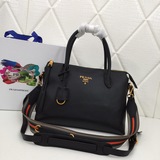 Новая модель Prada 1BA157 с двойными плечевыми ремнями из телячьей кожи, двойным