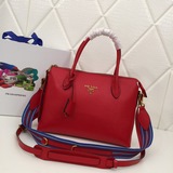 Новая модель Prada 1BA157 с двумя плечевыми ремнями из телячьей кожи, двумя кожа