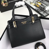 Новая модель Prada 9898 — популярная и модная сумка, которая подходит к любому н
