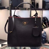 Новейшая модель кожаной сумки Prada Double Saffiano 8962, изготовленная в Италии