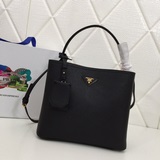 Новейшая модель кожаной сумки Prada Double Saffiano 8962, изготовленная в Италии