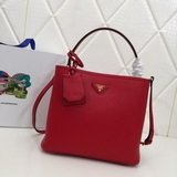 Новейшая модель кожаной сумки Prada Double Saffiano 8962, изготовленная в Италии