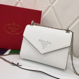 Prada 18 новая модель сумки-конверта с треугольной крышкой и ремешком через плеч