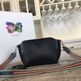 Сумка через плечо Prada с двумя ремнями. Помимо ярких цветов, она отличается отк
