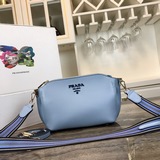 Сумка через плечо Prada с двумя ремнями. Помимо ярких цветов, она отличается отк