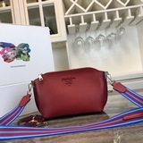 Сумка через плечо Prada с двумя ремнями. Помимо ярких цветов, она отличается отк