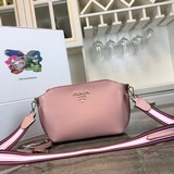 Сумка через плечо Prada с двумя ремнями. Помимо ярких цветов, она отличается отк