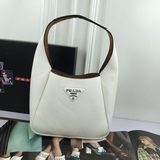 Новейшая сумка Prada поставляется с оригинальной итальянской кожей с естественно