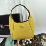 Новейшая сумка Prada поставляется с оригинальной итальянской кожей с естественно