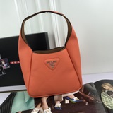 Новейшая сумка Prada поставляется с оригинальной итальянской кожей с естественно