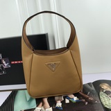 Новейшая сумка Prada поставляется с оригинальной итальянской кожей с естественно