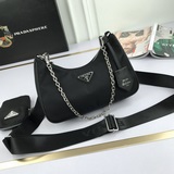Новая сумка Prada из нейлона Hobo, которую можно носить в руке или под мышкой, с