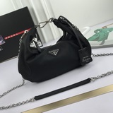 Сумка Hobo Cloud 11722023 Новейшая сумка Hobo Cloud — еще одна модель из серии H
