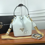 Поступила новая коллекция Prada： кожа теленка с текстурой личи, два ремня — кожа