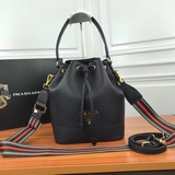 Поступила новая коллекция Prada, из телячьей кожи с текстурой личи, с двумя ремн