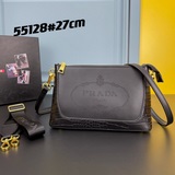 Эксклюзивная модель, вдохновленная классической легендарной сумкой PRADA, с двум