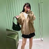 Новая сумка Cleo под мышкой. Эта сумка через плечо изготовлена из импортной кожи