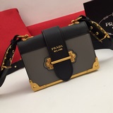 Модель PRADA： 1BD045 Размеры： 20*14*8 см. PRADA с обновленной фурнитурой.