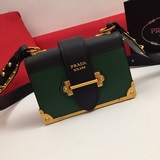 Модель PRADA： 1BD045 Размеры： 20*14*8 см. PRADA с обновленной фурнитурой.