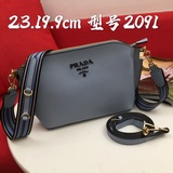 Модель 2091# Сумка Prada через плечо с двумя ремнями. Помимо яркого цвета, она о