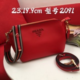 Модель 2091# Сумка Prada через плечо с двумя ремнями. Помимо яркого цвета, она о