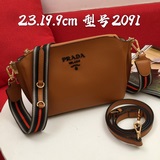Модель 2091# Сумка Prada через плечо с двумя ремнями. Помимо яркого цвета, она о