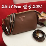 Модель 2091# Сумка Prada через плечо с двумя ремнями. Помимо яркого цвета, она о