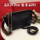 Модель 2091# Сумка Prada через плечо с двумя ремнями. Помимо яркого цвета, она о