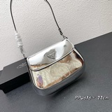 PRADA представляет новую коллекцию сумок Hobo весна-лето 2023, изготовленных из 