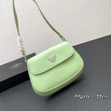 PRADA представляет новую коллекцию сумок Hobo весна-лето 2023, изготовленных из 