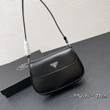 PRADA представляет новую коллекцию сумок Hobo весна-лето 2023, изготовленных из 