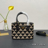 P House mini Killer Bag 1BA908. Эта сумка Galleria выполнена из знакового матери