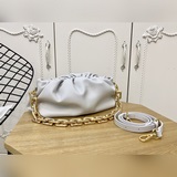 Bottega Veneta The Chain Pouch в последнее время очень популярна.
