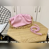 Bottega Veneta The Chain Pouch в последнее время очень популярна.